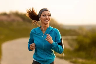 0_Happy-female-runner-jogging-in-the-morning-in-nature